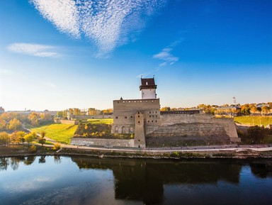 Экскурсия из Петербурга в Ивангород: крепость, нарвская рыба и маяк