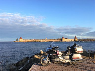 Поездка на мотоциклах в Кронштадт+Петергоф или крепость Орешек – индивидуальная экскурсия