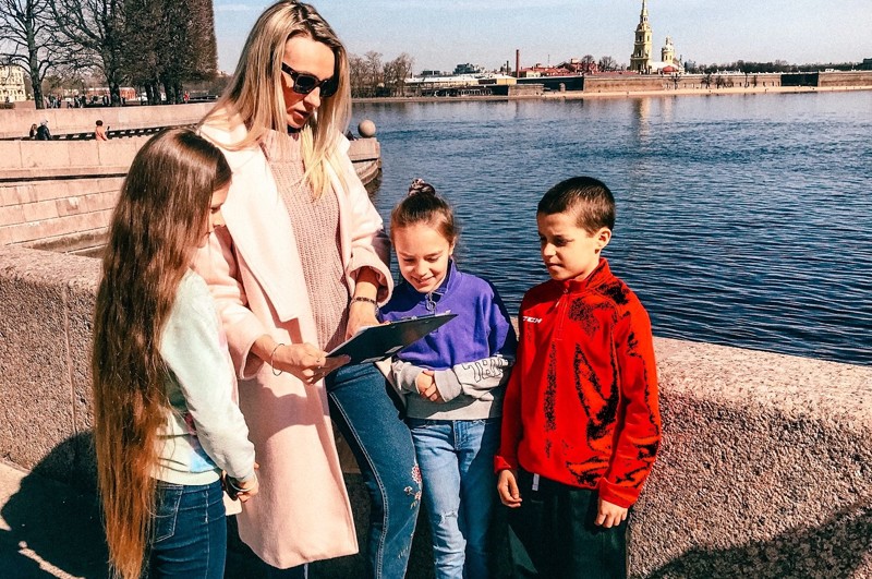 На машине по Петербургу: обзорная экскурсия с элементами квеста для детей и взрослых