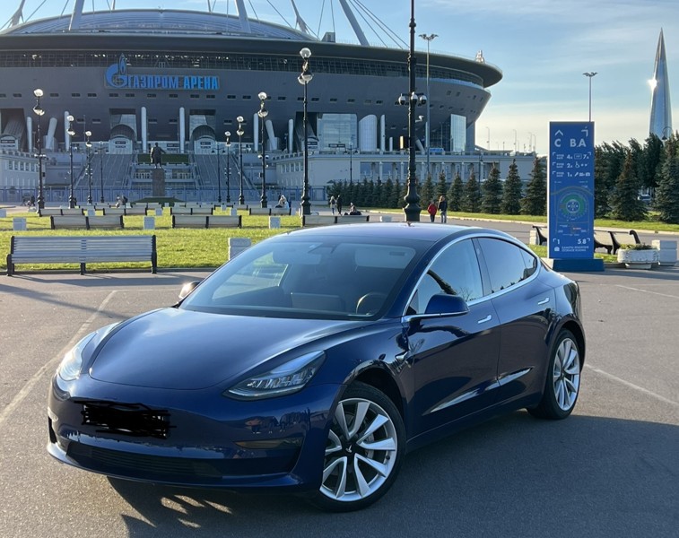 Трансфер на Tesla из аэропорта с экскурсией по Петербургу – индивидуальная экскурсия