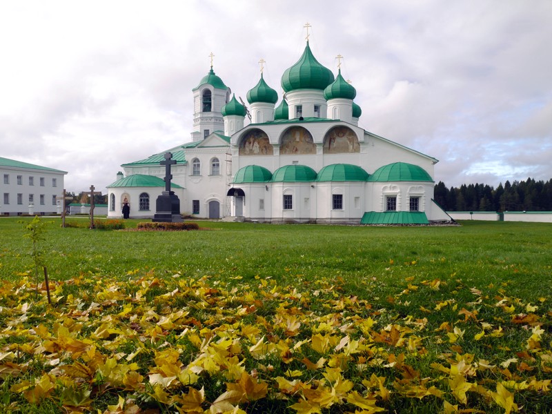 Групповая автобусная экскурсия из Петербурга к древним монастырям