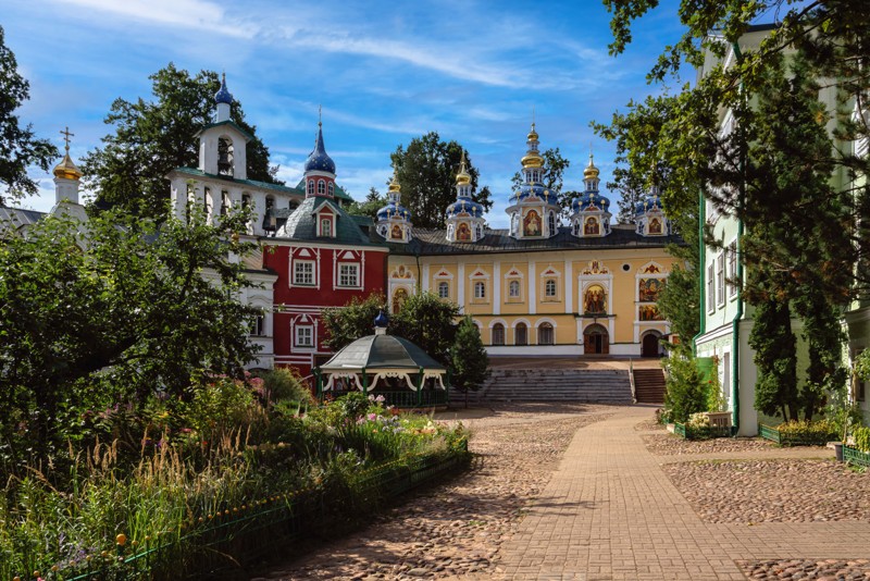 Индивидуальный тур в Псково-Печерский монастырь с экскурсией и прогулкой на катере – авторский тур