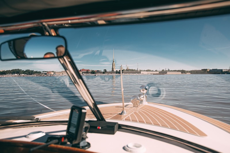 Прогулка на катере «Голландец» по водам Санкт-Петербурга – индивидуальная экскурсия