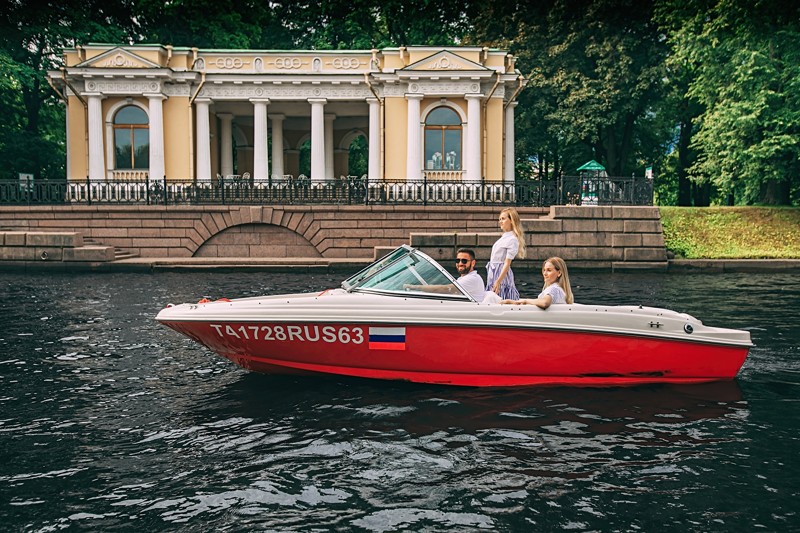 Обзорная прогулка на катере по рекам и каналам Санкт-Петербурга – индивидуальная экскурсия